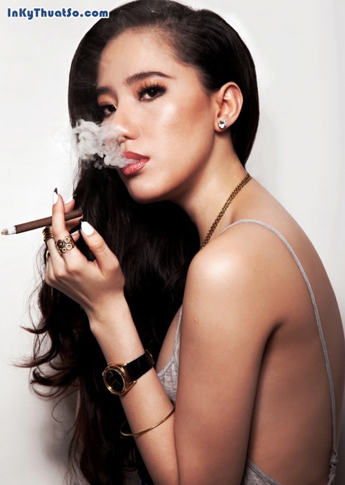 Chung Thục Quyên, lại khoe thân