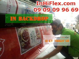 In backdrop giá rẻ, in nhanh với bạt hiflex trên máy in mực dầu