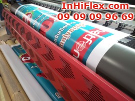 In maquette banner dọc treo trên các cột điện, trên dải phân cách