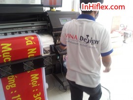 In thực đơn món ăn đặc biệt treo ngang dưới bảng hiệu quán ăn với in khổ lớn giá rẻ hiflex