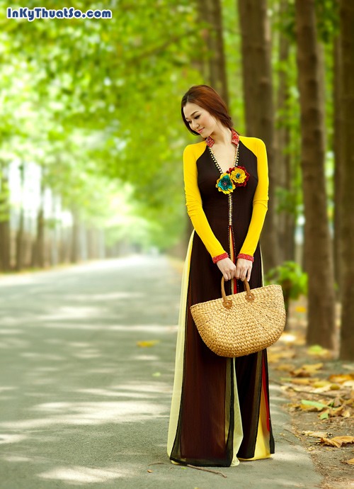 Khánh My, duyên dáng với áo dài