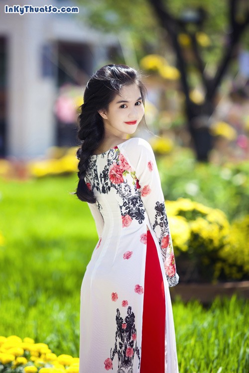 Ngọc Trinh duyên dáng với áo dài